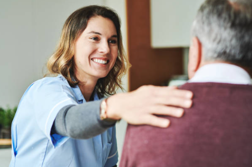 Fachperson im Austausch während eines Pflegeeinsatzes.