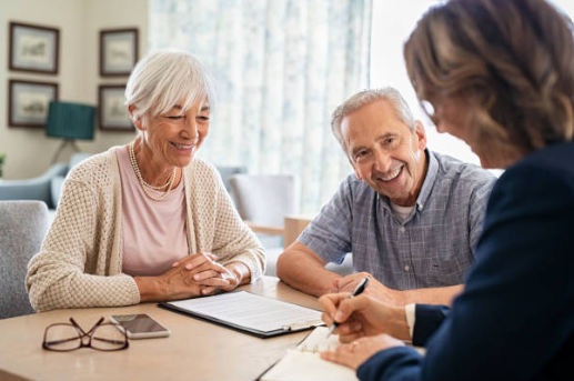 Angehörige und eine Fachperson besprechen gemeinsam die Betreuung.